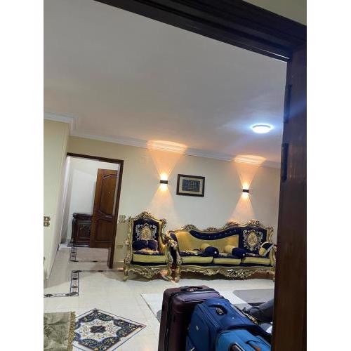 شقه مفروشه بالحى المتميز السادس م اكتوبر مفروشه بالكامل ومكيفه للايجار السنوى