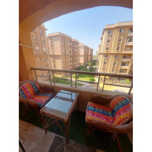 شقه في جاردينيا الماظه تحتوى على ٣غرف مكيفه وريسبشن وحمام ومطبخ وريسبشن وبلكونه بجوار سنتر الماظه وسنتر سيتي ستارز الدور الثالث ولها موقع متميز وبلكونه تطل علي مول الكمبوند