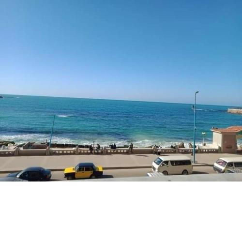 شقه في الاسكندريه ميامي البحر مباشرة