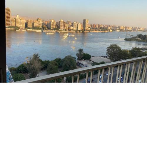 شقه تطل علي النيل بتصميم كلاسيكي فاخر