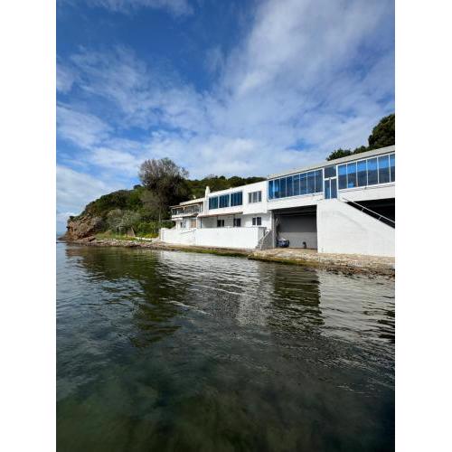 A peaceful holiday house in nature by the sea