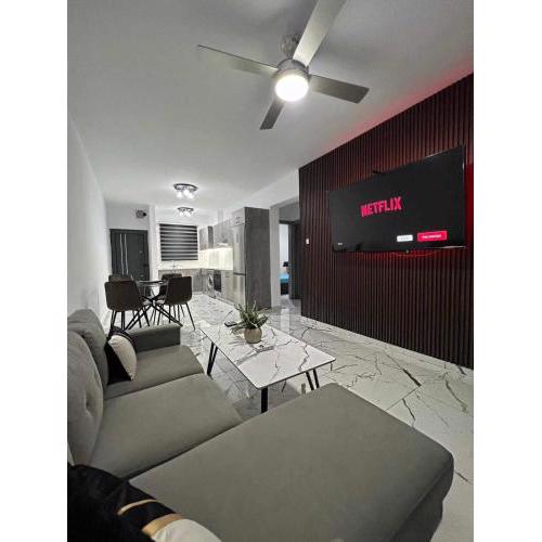 A5 Luxe Oasis Retreat - 3 Minute Drive to Beach