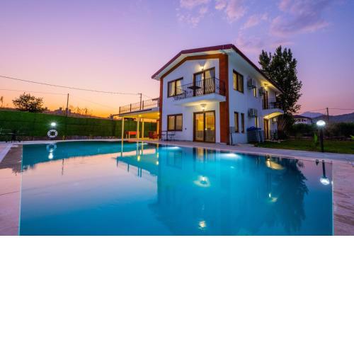 Ada Villa