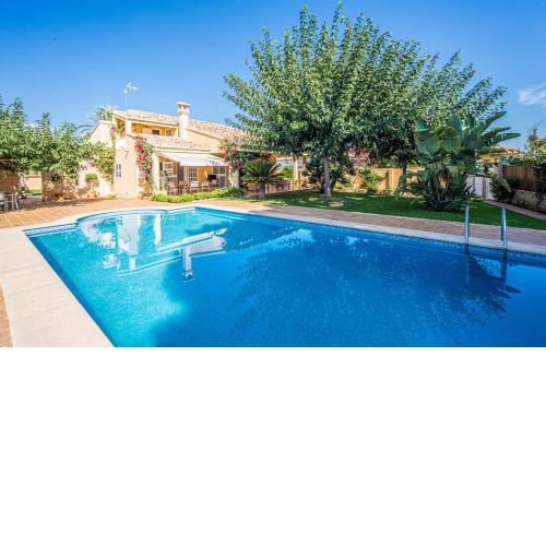 Agradable Villa junto al mar con piscina