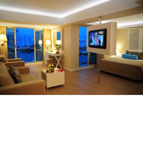 Alesta Yacht Hotel