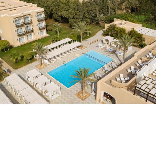 Almazino, Almaza Bay