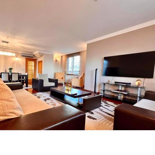 Amazing Luxury 4 BR Apt 200m2 at Fenerbahçe, Best Location