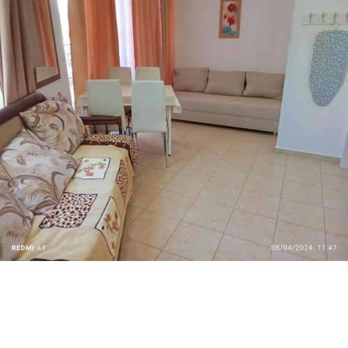Apartmán pro 2 - 4 osoby - bílá budova v areálu hotelu Kokiche Sunny Beach, Nesebar, Bulharsko
