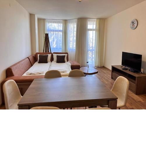 Apartment for 6 in Flora main building - prime location!