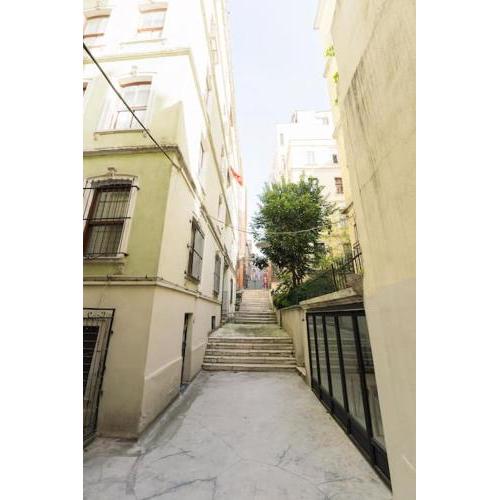 Apartment in the historical passage in Galata