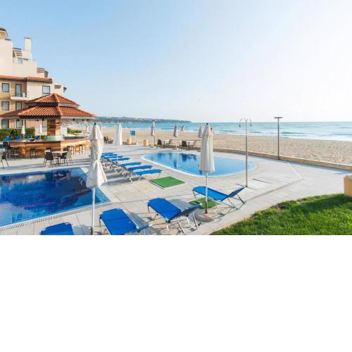 Apartment with a large terrace and direct access to the sea