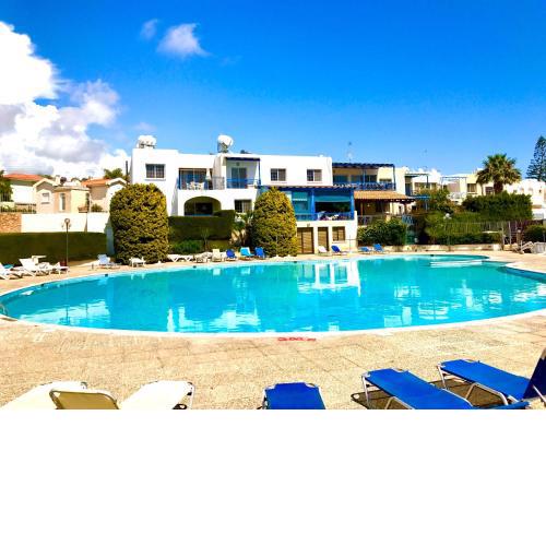Apartment with large pool