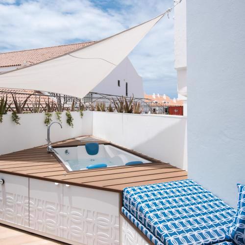 APARTMENT WITH PRIVATE JACUZZI and TERRACE IN LOS CHRISTIANOS