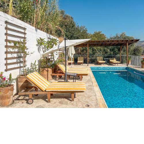 Archondia House - Holiday Apartments With Pool