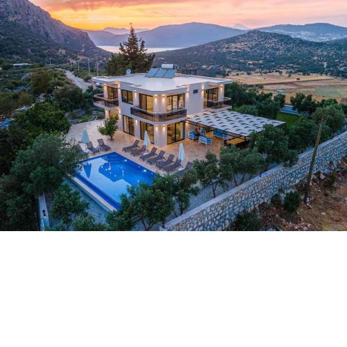 Aristos Villa