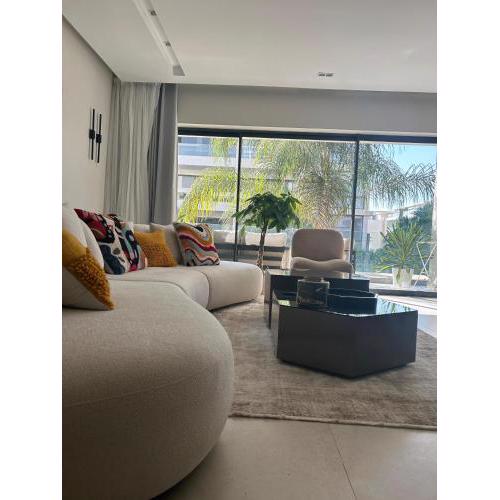 Artsy 2BR Lakeview residence