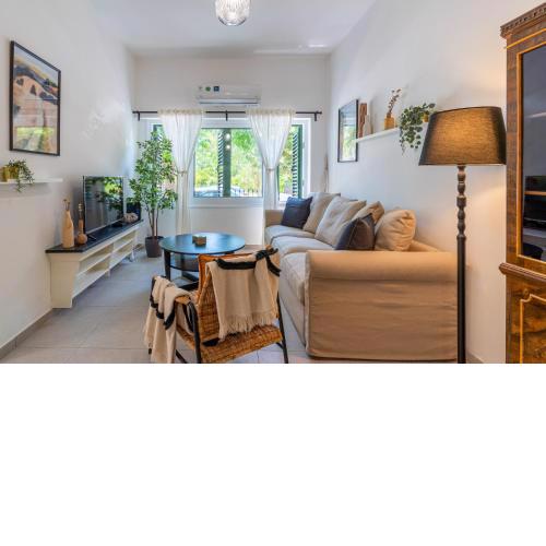 Arty Haven - Spacious 3-BR House in Larnaca