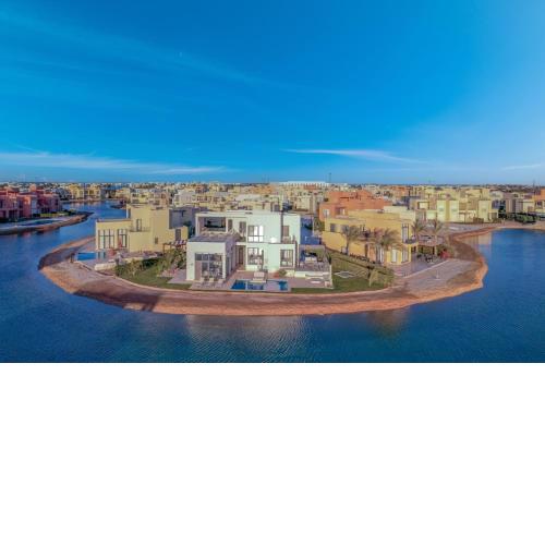 Ascot Bay, Premium 5BR Lagoon Beach House & Pool in Tawila, El Gouna