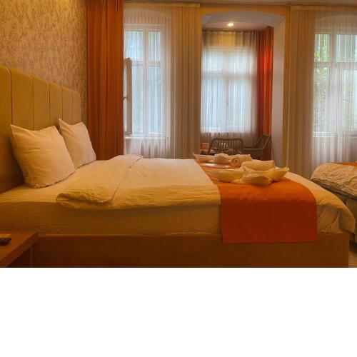 AURA HOTEL