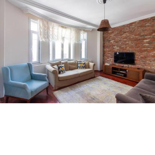 Authentic and Spacious 3BR Flat w AC and Balcony