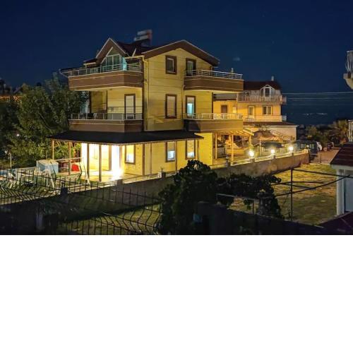Ayvalık Altınova Denize Sıfır Tripleks Yazlıık Villa
