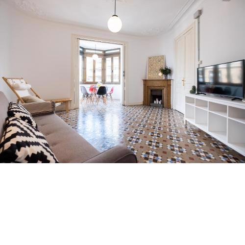 b32-Sunny and Modernist apartment for groups in center