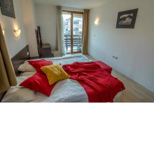 Banderitsa Apartment in Bansko with queen size bed and kitchen