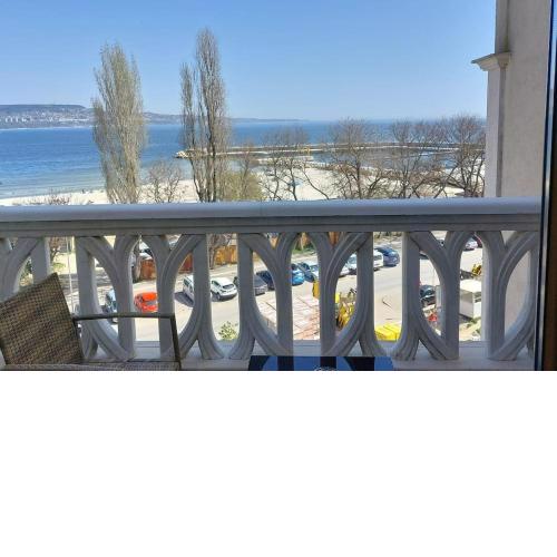 Beachfront Panoramic Flat @ South Bay residence