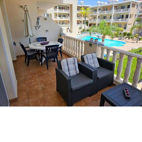 Beautiful 2 bedrooms by the pool