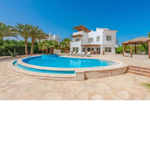 Beautiful 4 bedroom White Villa with Heated Pool