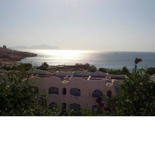 Beautiful Flt in Coral Bay