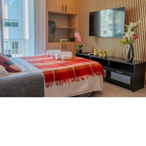 Beautiful One Bedroom Apartment, 186 Meters to Beach, Central Location Next to Cafes & Bars