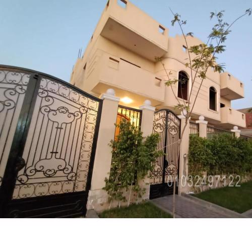 Beautiful semi villa with private entrance in Sheikh Zayed- villa queen