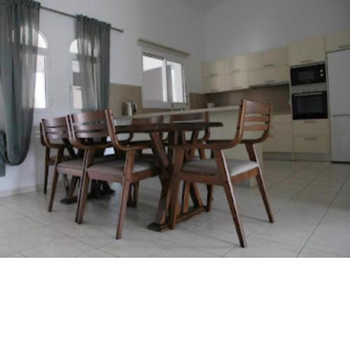 Beautiful villa five minutes from Coral Bay beach!