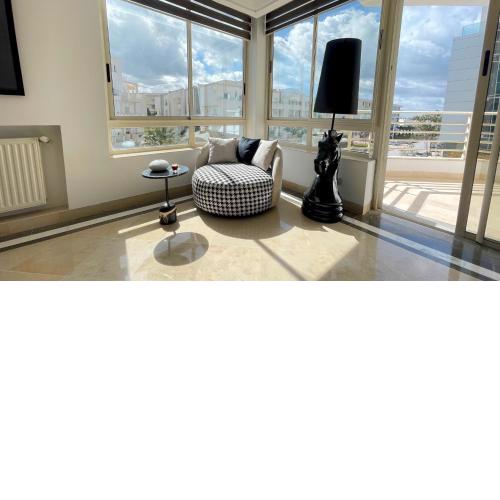 Black White: Modern Spacious