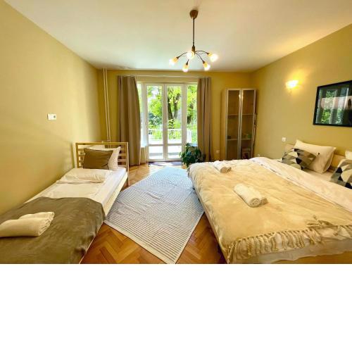 Bohemian Bright & Calm 2BR - Top center - Private Balcony