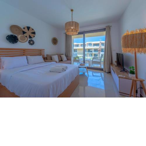 Boho-Chic Studio Apartment in G-Cribs, Pool View