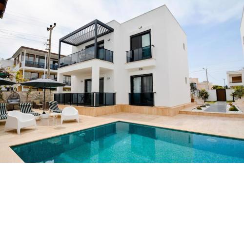 Brand New 2 Bedroom Top Floor Flat with Pool A2