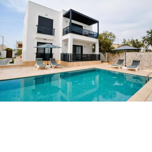 Brand New 2 Bedroom Top Floor Flat with Pool B2