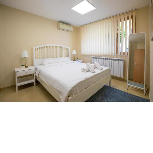 Bright 1BDR Apartment in Top Center