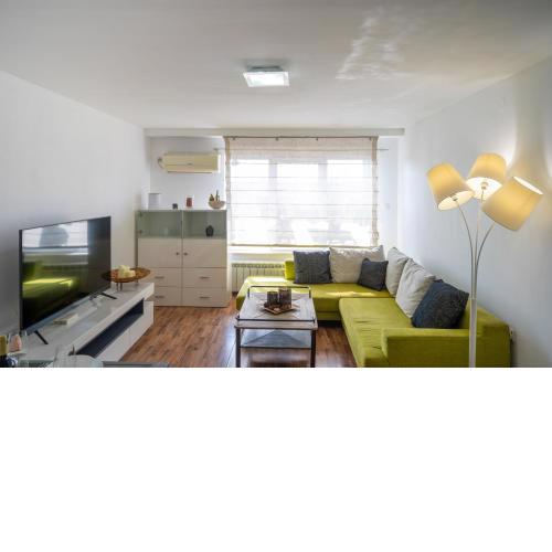 Bright 1BDR with Balcony