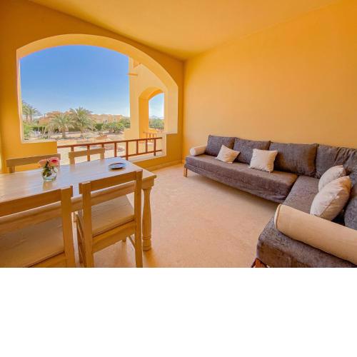 Bright apartment with large balcony & lagoon