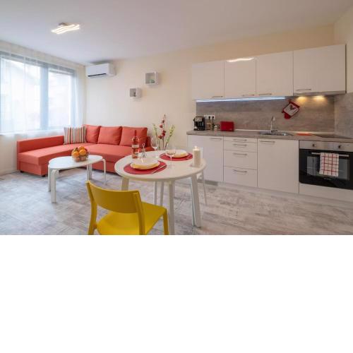 Bright & Chic Parkside Apartment