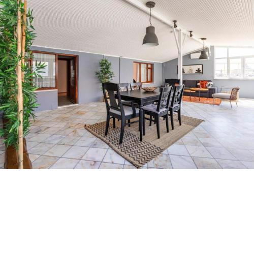 Bright Gorgeous Airy 4bd2bath Central Pad! #348