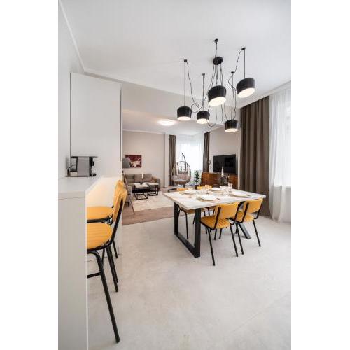 Bright & Sunny Stylish Apt with 2BDR and 2BTH