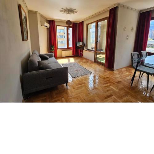 Business Park Retreat: 1BR with Mountain View