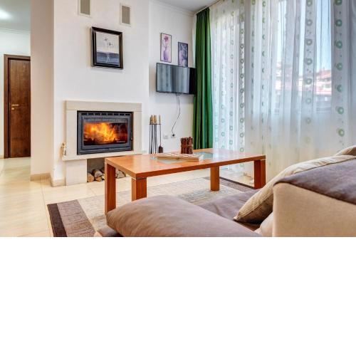 By the Fireplace Cozy 2BD Flat with a nice view