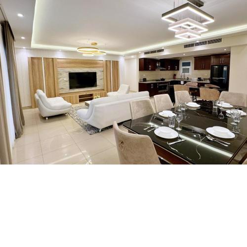 Calm & Classy 2BR - 5 min to Airport