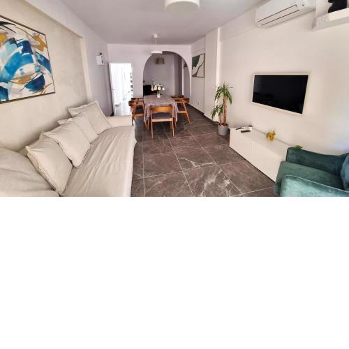 Center 2Br Apt w/ parking and 250m walk from beach