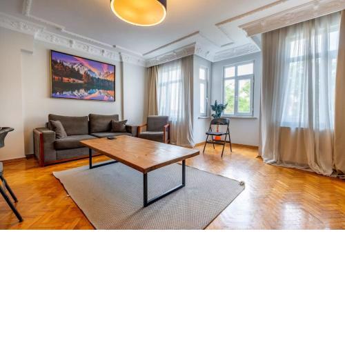 Central 3-Bedroom Flat